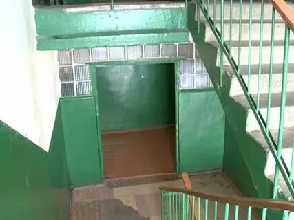Женщина с тремя детьми в подъезде