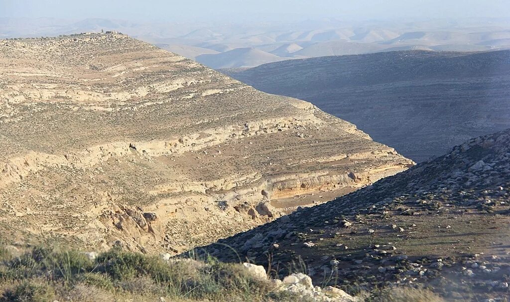 Священная гора иудеев. Иудейская пустыня гора. Священная гора иудеев. Иудейские горы израиль. Священная гора иудеев.