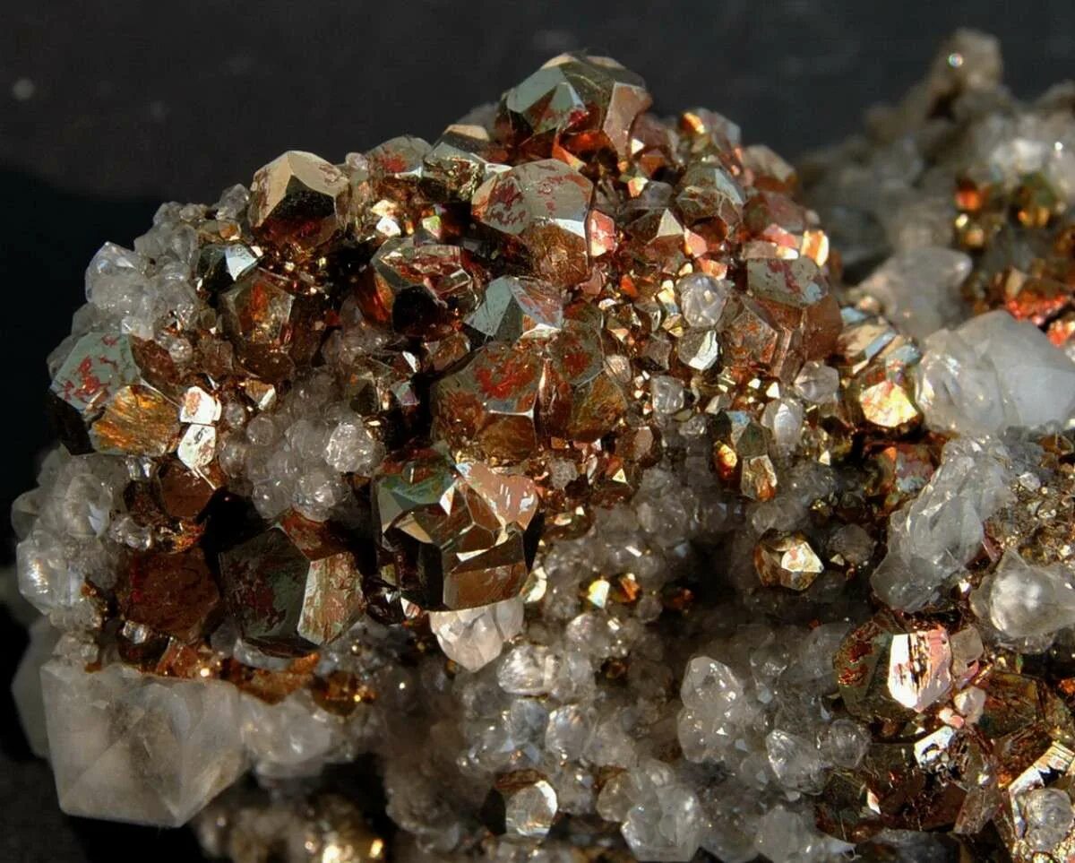 Пирит железный колчедан. Пирит / минерал. Пирит (железный / серный колчедан. Пирит значение камня. Пирит железный колчедан серный колчедан.