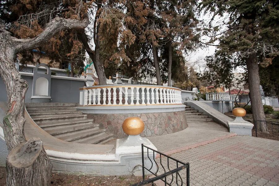 Ива алушта. Карабах лестница алушта. сквер пушкина алушта. алушта набережная осень. сосны на набережной алушты.