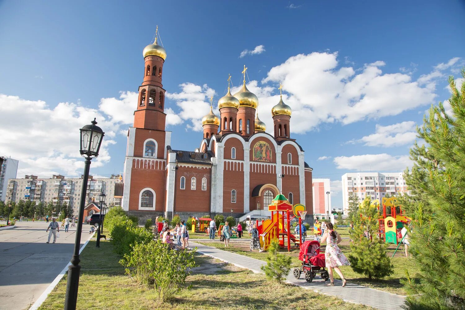 Бесплатные сайты нижневартовска. Храм Рождества Христова Нижневартовск. Храм Рождества Христово город Нижневартовска. Церковь Нижневартовска храм Рождества Христова. Нижневартовск храм Рождества Христова летом.