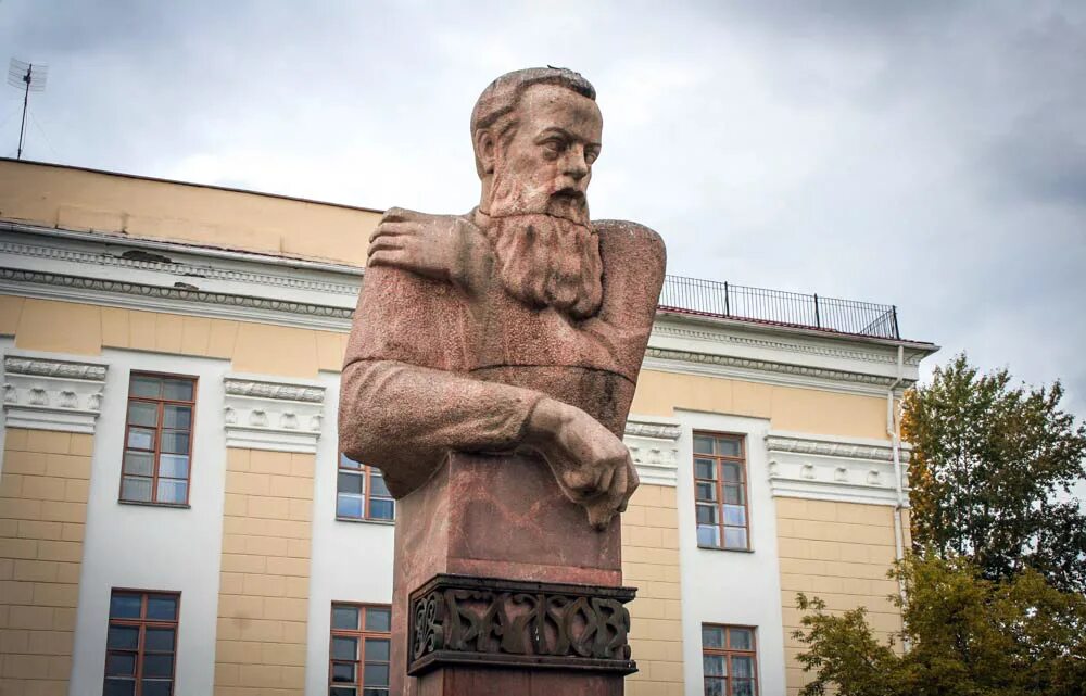 Бажова россия. Полевской памятник Бажову. Памятник Павлу Петровичу Бажову Полевской. Памятник Бажова в Полевском.