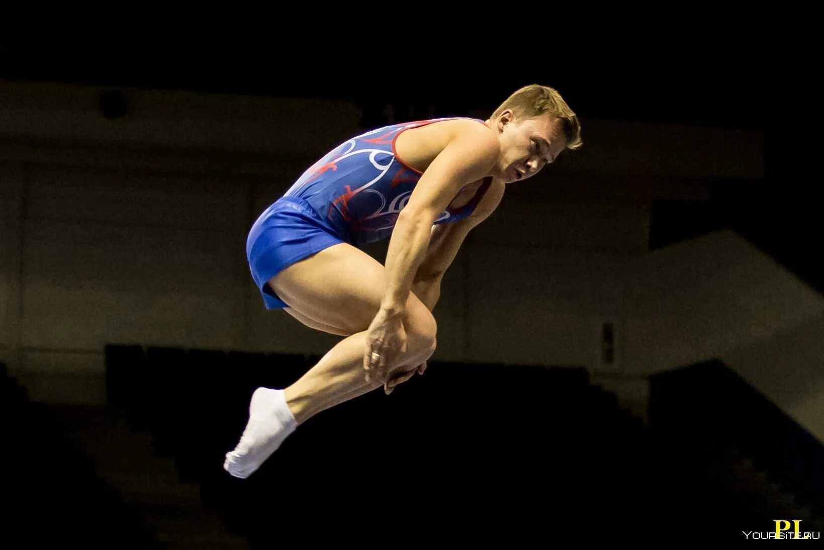Прыжки на батуте олимпиада токио. Прыжки акробата на батуте. Прыжки на батуте олимпийский вид. Прыгать на батуте. Акробатические прыжки на батуте.