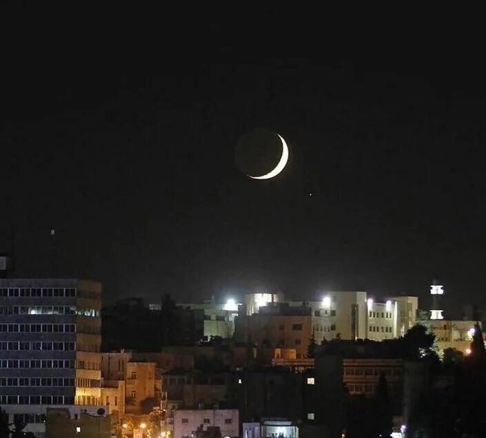 Г месяца. Луна месяц. Луна новолуние. Г месяца. Город на луне.