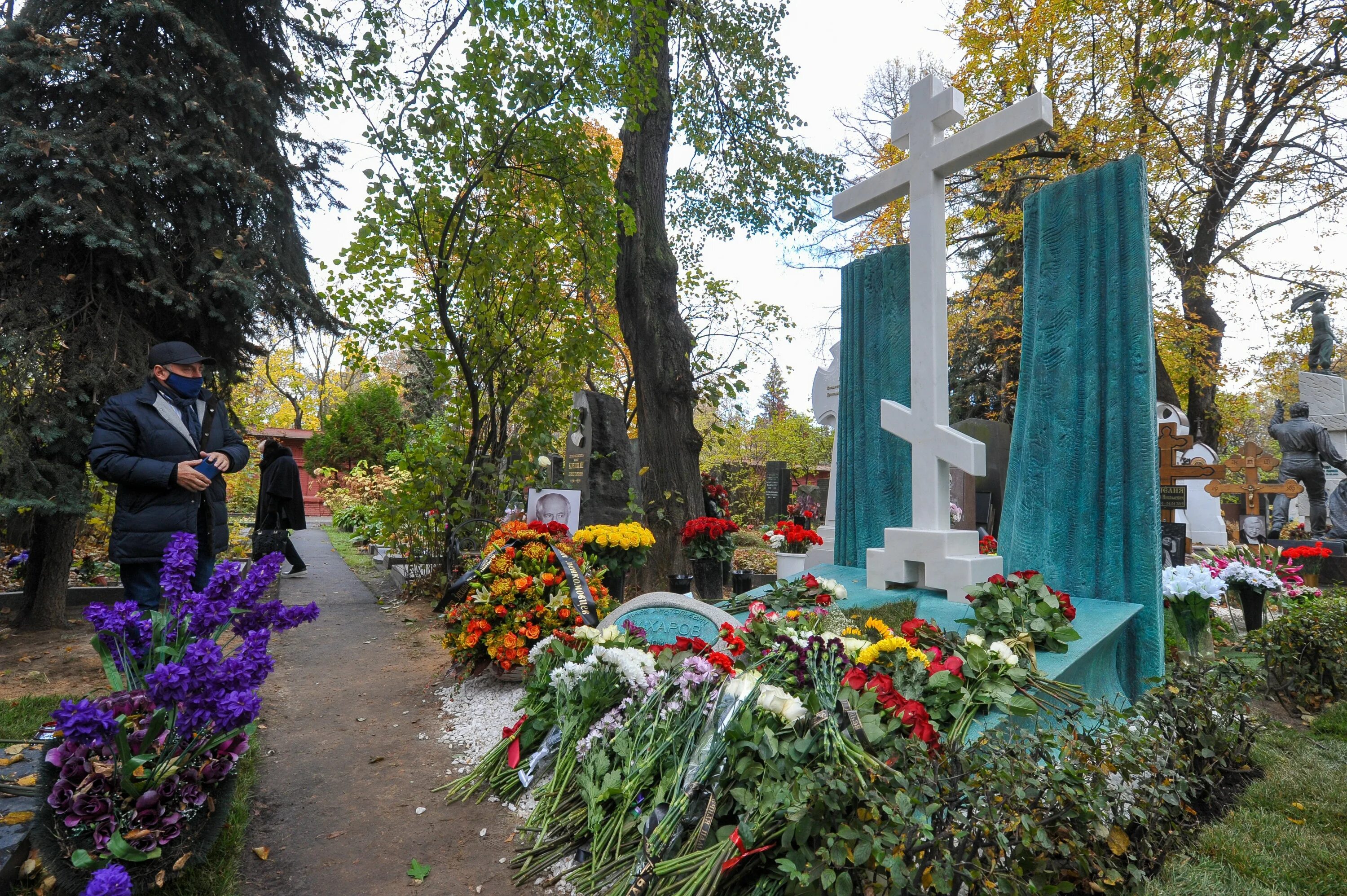 Памятник Захарову марку на Новодевичьем кладбище. Могила марка Захарова на Новодевичьем кладбище.