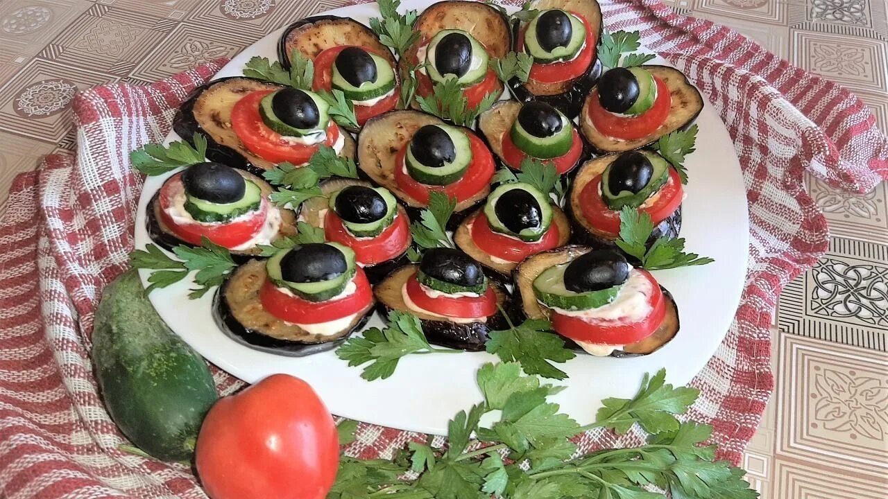 Какую закуску можно сделать из баклажанов. Закуска павлиний хвост из баклажан. закуска из баклажанов на праздничный стол павлиний хвост. закуска павлиний хвост из баклажан и помидор.