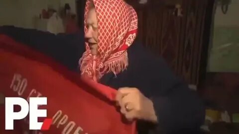 Бабушка вешает