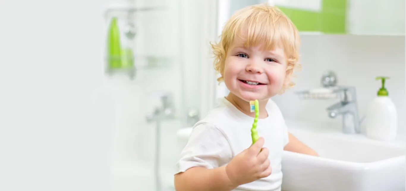 Детская гигиена. Гигиена детей маленьких. Ребенок чистит зубы. Маленькие дети умываются.