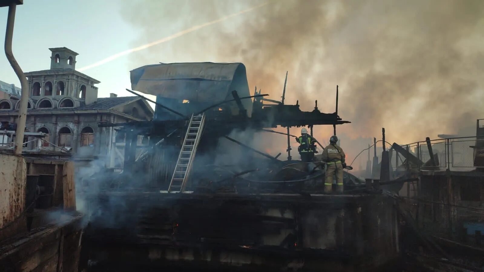 Пожар в вологде сегодня на советском проспекте. Речной порт вологда пожар. пожар дебаркадера вологда. сгоревшие дома вологда. дебаркадер.