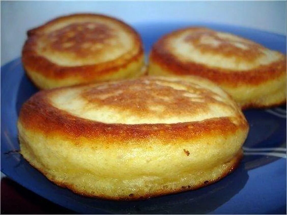 Оладушки на кефире пышные рецепт с разрыхлителем. Оладьи на кефире без дрожжей. Оладьи с яблоками на кефире. Оладьи на разрыхлителе. Оладьи с яблоками на кефире пышные на сковороде.