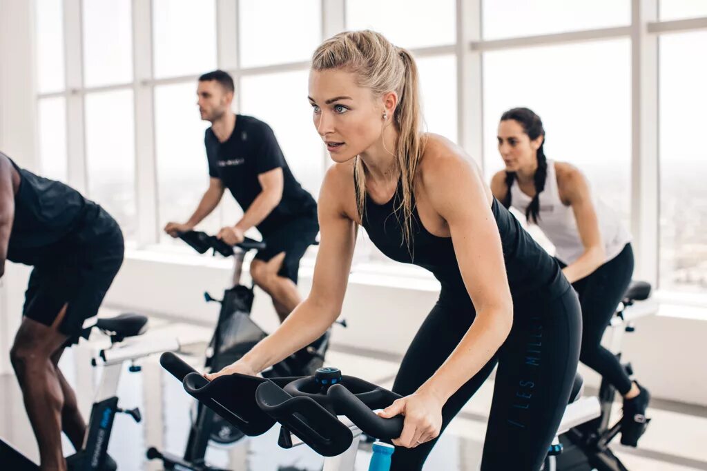 Spinning girl. Сайкл (Cycle) зал. Сайкл (или сайклинг). Сайклинг аэробика.