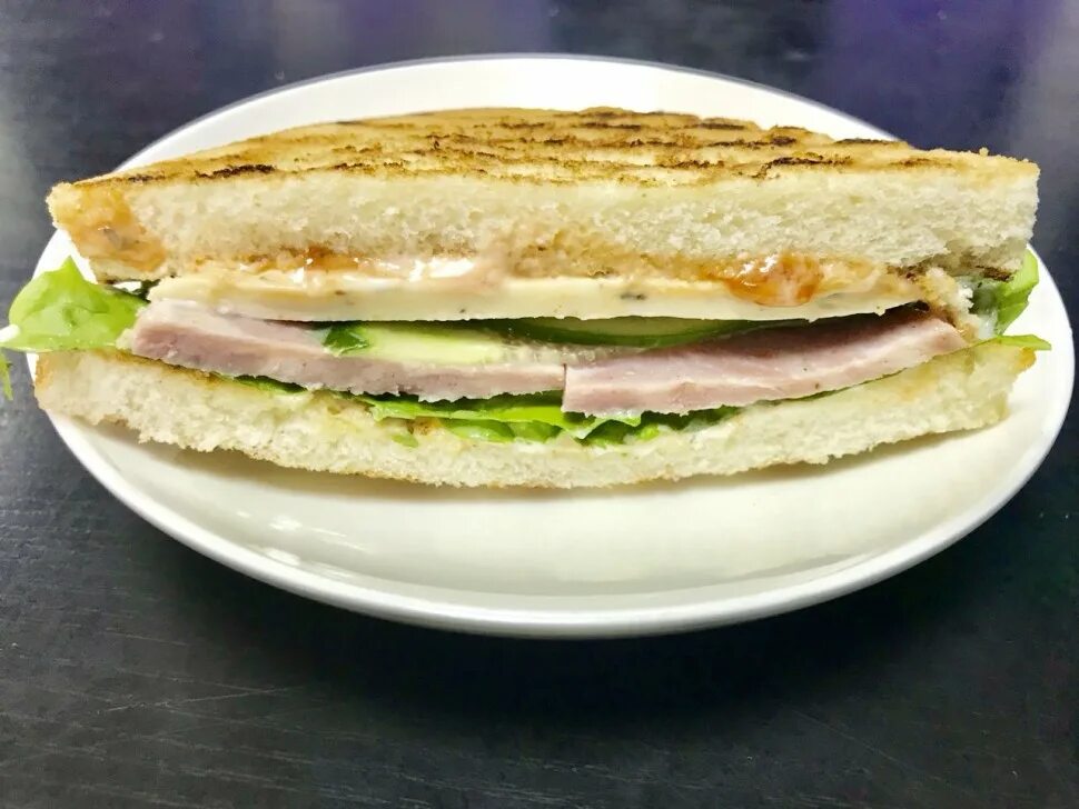 Хлеб для сэндвичей. Сэндвич домашний. Бутерброд с ветчиной и сыром. Сэндвич с ветчиной. Клаб сэндвич с ветчиной и беконом.