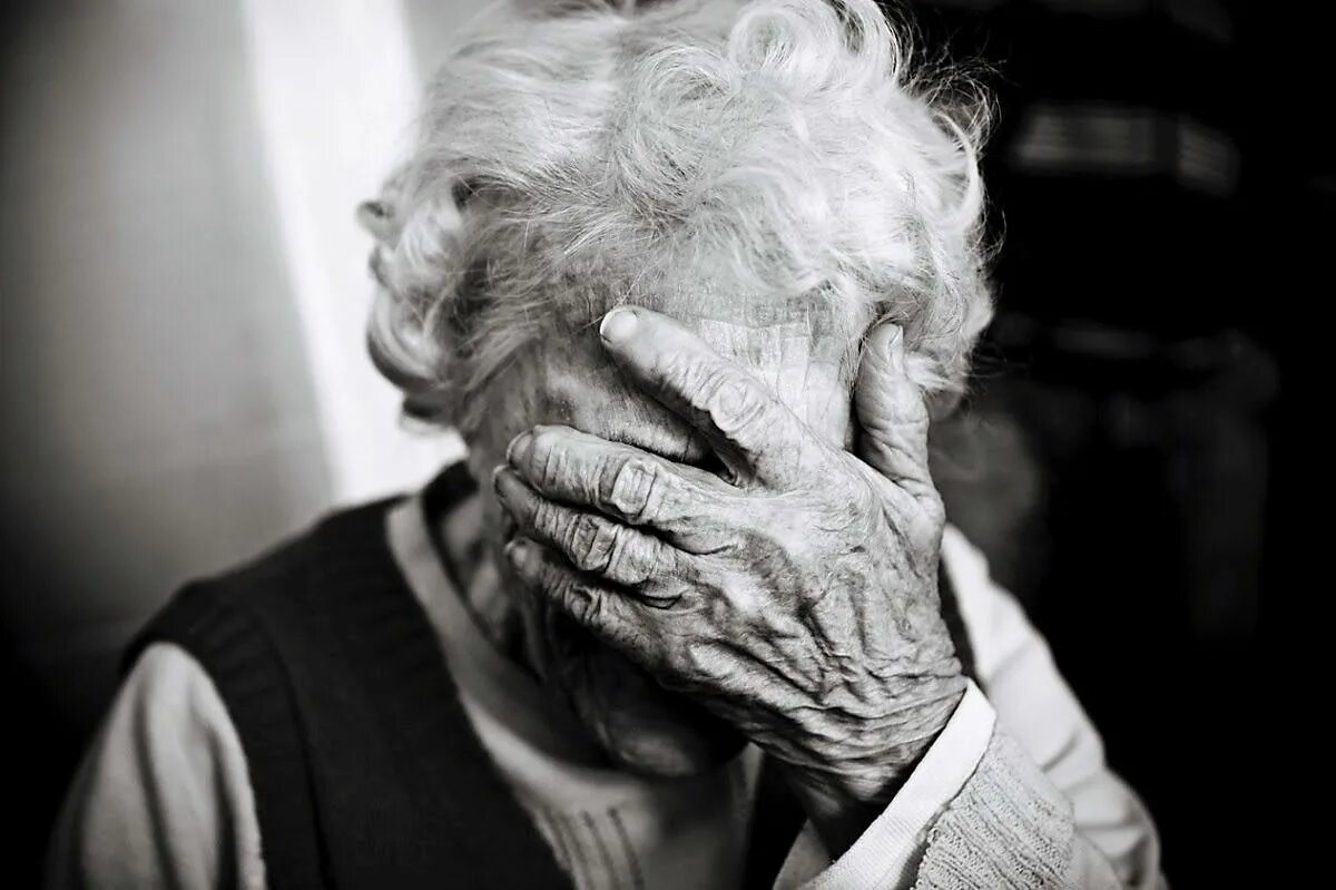 Среди старых людей больше. Пожилые люди. Одиночество пожилых людей. Одинокие престарелые люди. Бабушка плачет.