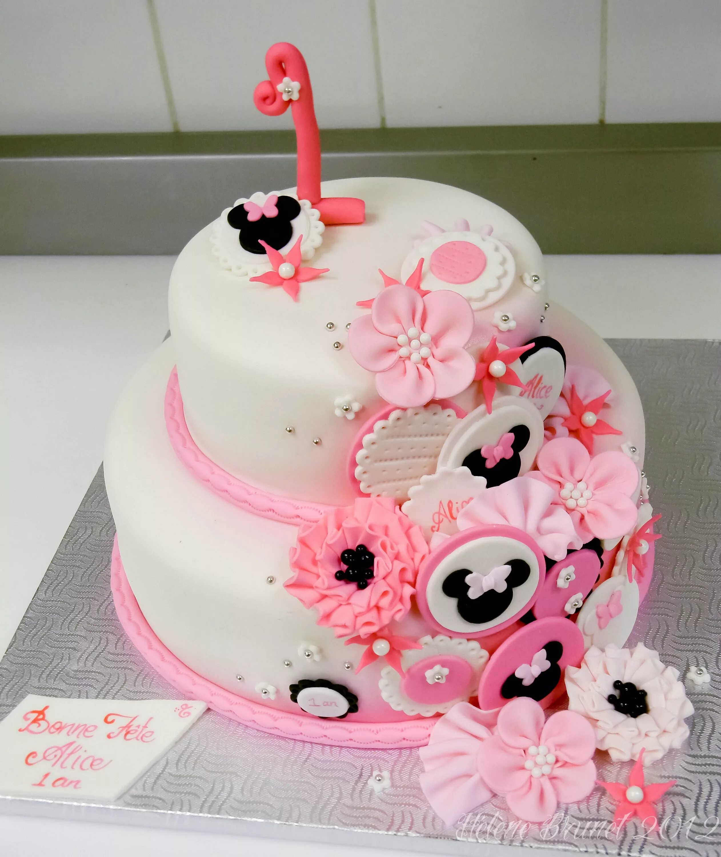 На год красивый торт девочке. Торт на день рождения девочке 1 годик. Тортик на 1 год девочке. Торты на год для девочки красивые. Тортик на первый день рождения девочке.
