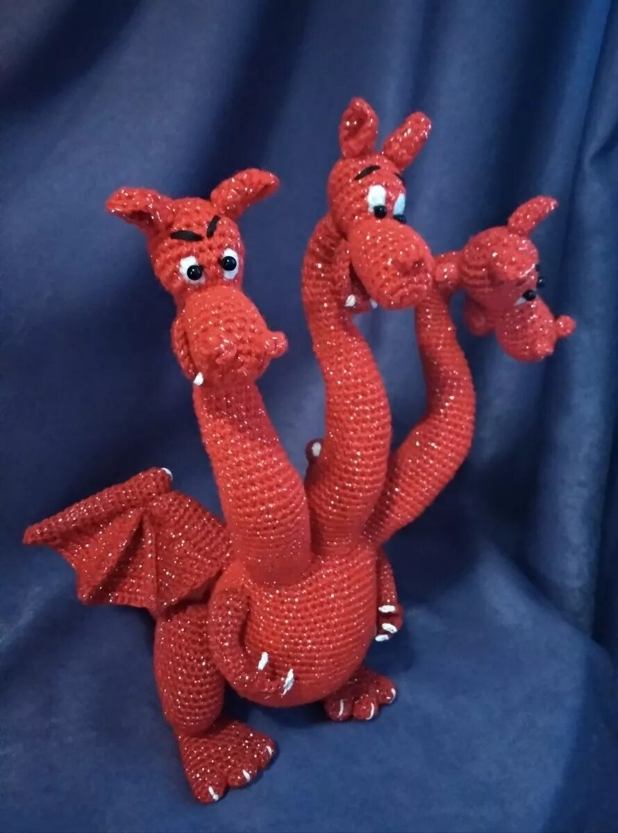 вязаный змей горыныч. вышивка крестом змея. вышивка крестом дракончик. змей горыныч трёхголовый дракон. змей горыныч вязаная игрушка.