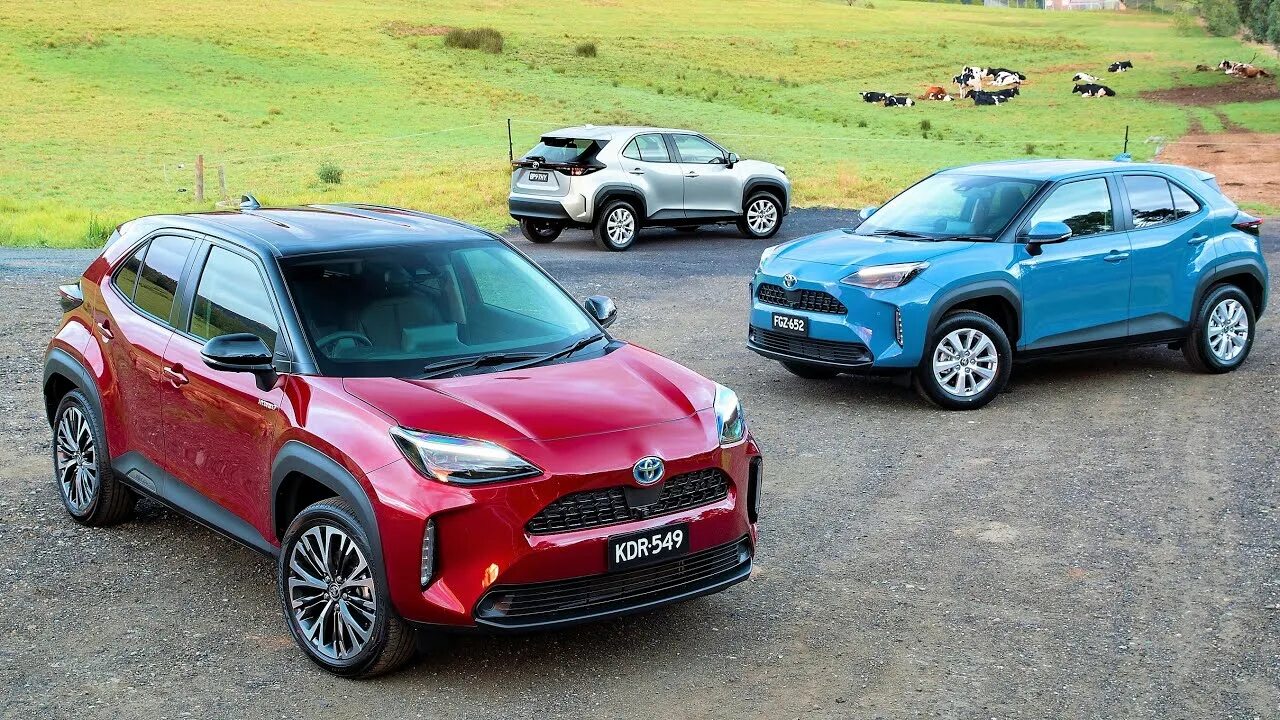 Тойота королла кросс и рав 4. Toyota corolla cross 2022 interior. Yaris cross 2020. Toyota yaris cross 2020. Тест драйв тойота кросс.