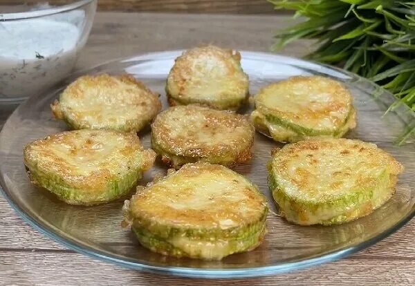 Кабачки жареные на сковороде. Жареные кабачки кружочками калорийность. Цукини жареные. Кабачки цукини жареные. Жареные кабачки фото.