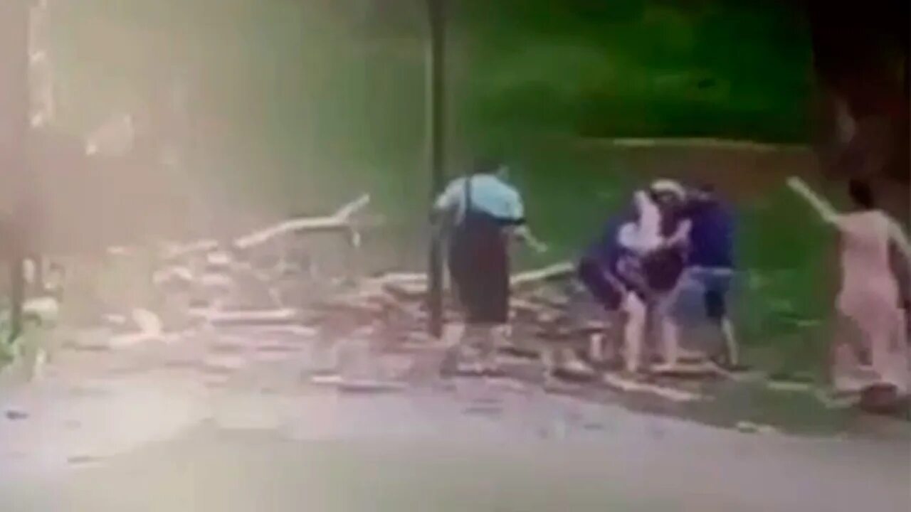 В чите застрелили 9-летнюю девочку. 13 летняя девочка перестреляла шайку бандитов. Полицейский прострелил ногу 13-летней девочке в москве. Зверски убитые девушки. 13 летняя девочка перестреляла шайку бандитов.