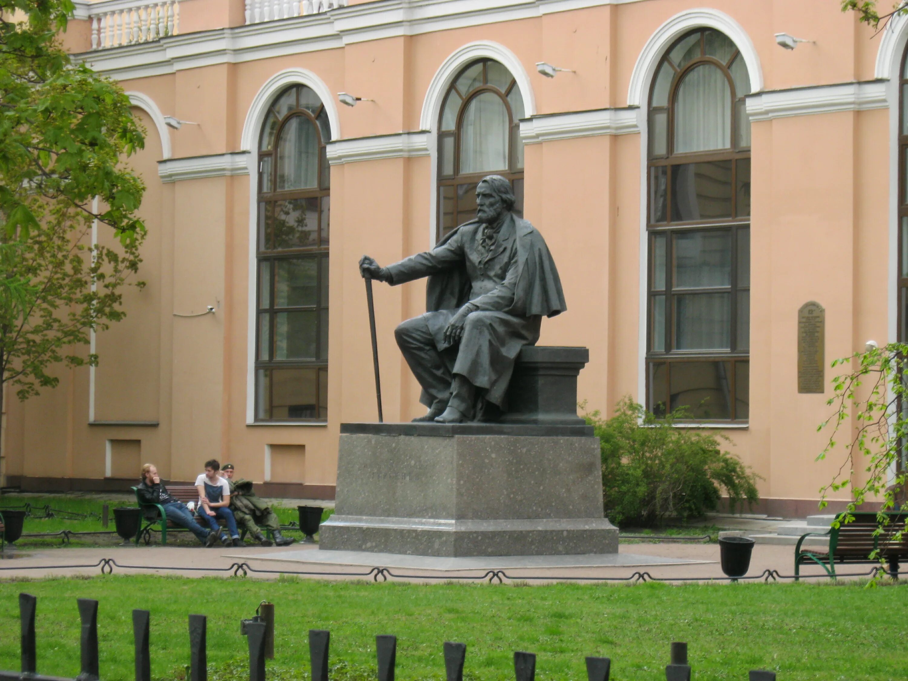 Памятник Ивану Тургеневу Санкт Петербург. Памятник Тургеневу в Санкт-Петербурге Манежная площадь. Тургенев санкт петербург