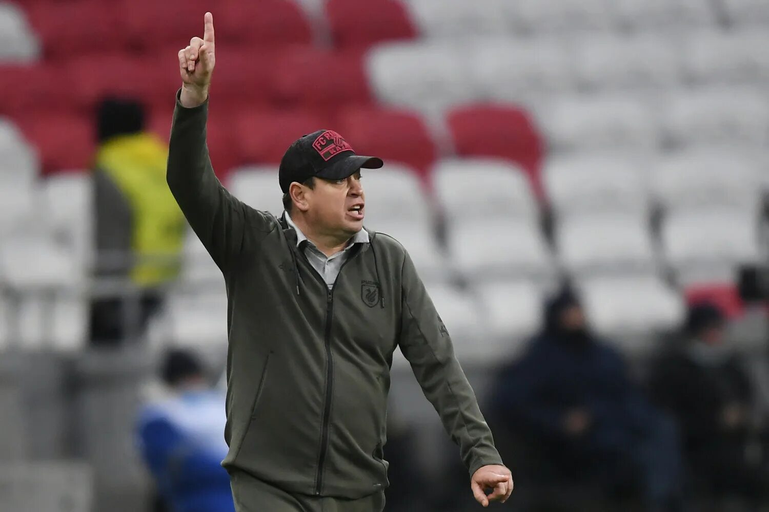 Тренер ушел в отставку. Тренер фк енисей красноярск дмитрий. Евдокимов александр тренер. Слуцкий леонид тренер 2022. Алексей дементьев хоккейный агент.