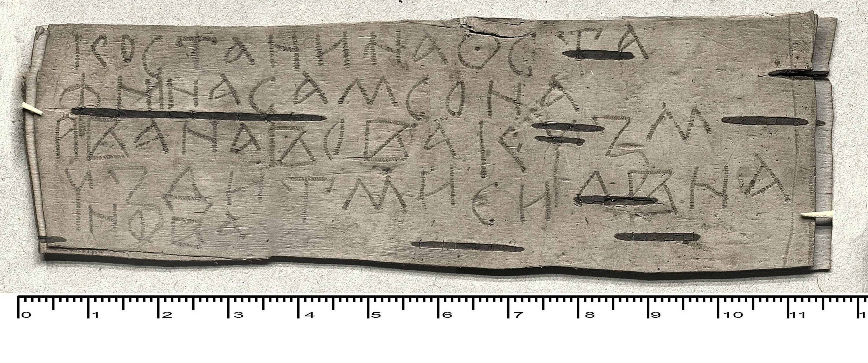 урок грамоты в новгороде. новгородские грамоты мальчика онфима. древние берестяные грамоты. урок грамоты в новгороде. онфим берестяные грамоты.