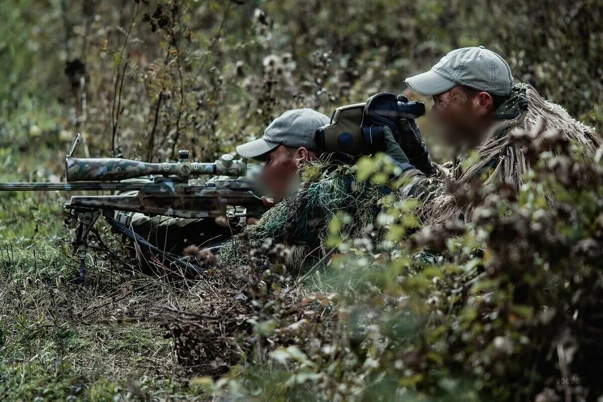 Эд снайперы. Снайпер (the Sniper.2009). Снайпер и напарник. Снайперский отряд. Снайпер Военная специальность.