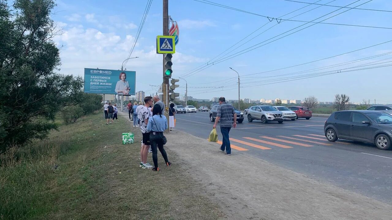 Перекресток дорога. Остановка на дороге. Остановка Заречная Омск. Северный объезд Омск.