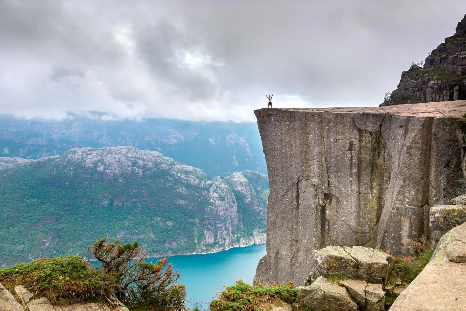 Скала с обрывом. Скала прекестулен норвегия. прекестулен высота. preikestolen норвегия высота. люсе фьорд смотровая.