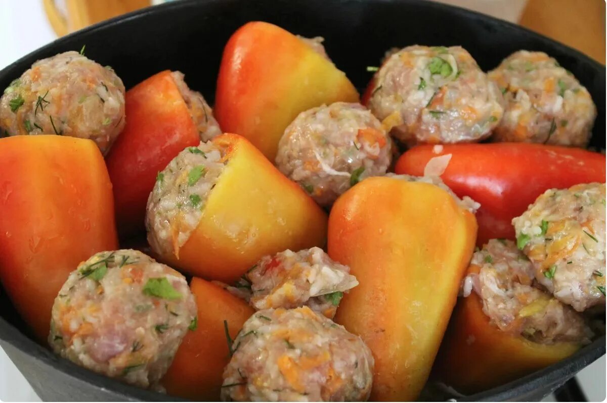 Вкусно потушить перец. Кето фаршированные перцы. готовый фаршированный перец. перец фаршированный мясом и рисом. фаршированные перцы с фаршем и рисом.