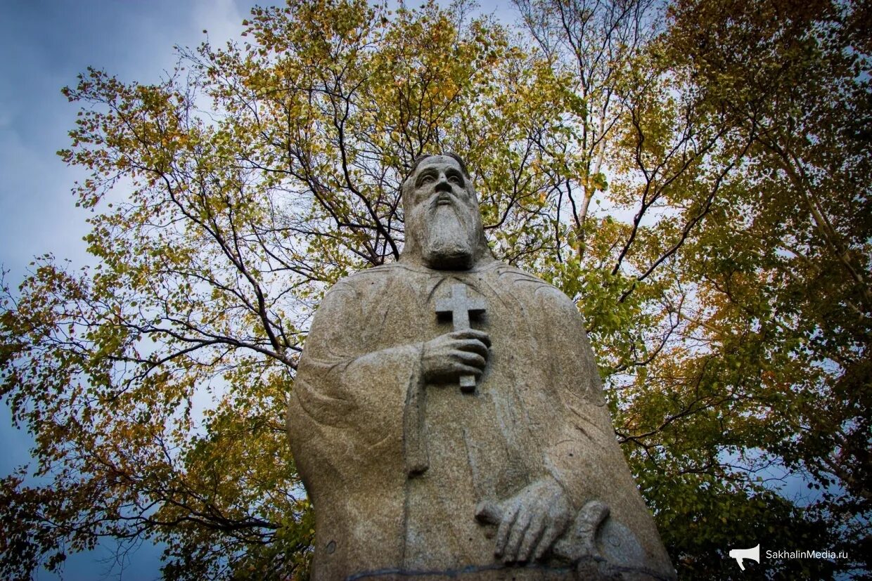 Южно-Сахалинск памятники. Памятник г.и. Невельскому в Южно Сахалинске. Памятник Невельской Южно-Сахалинск. Южно-Сахалинск достопримечательности