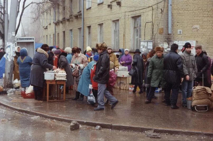 1990 год в фотографиях. Горьковская метро 90е ларьки. Самара 1990е. Рынок 80е. Питер ларьки 1990-е ларьки годы.