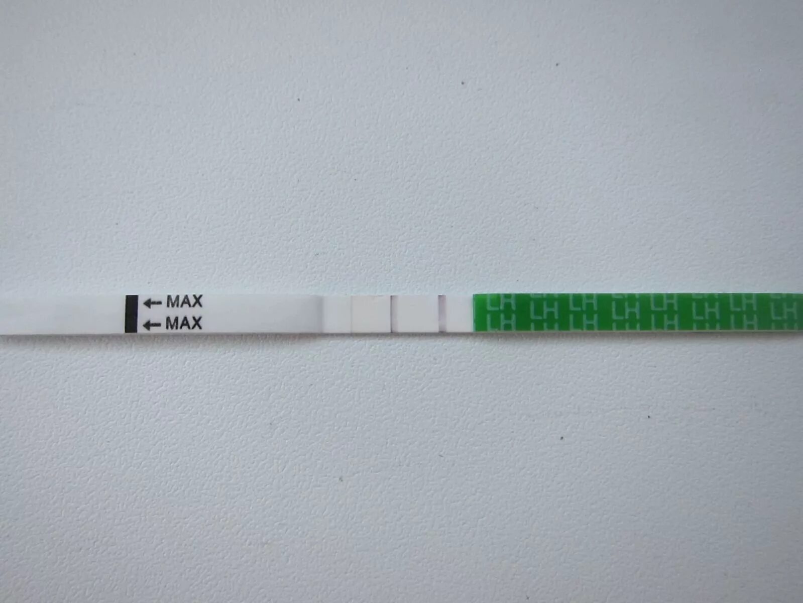 Тест на беременность 2 gjkjrb. Тест с двумя полосками. Полоски на тесте на беременность. Положительный тест на беременность. Ютуб тест на беременность 1