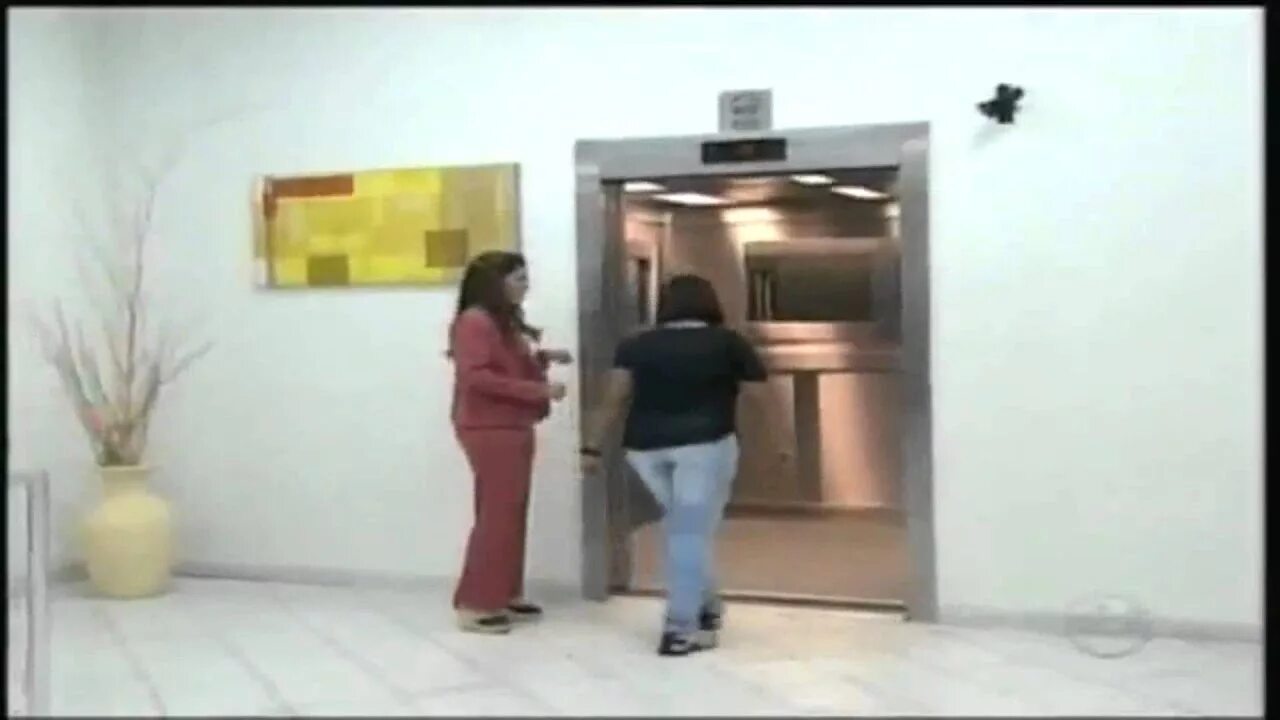 Лифт девочка видео. Девушка в лифте. китайские девушки в лифте.