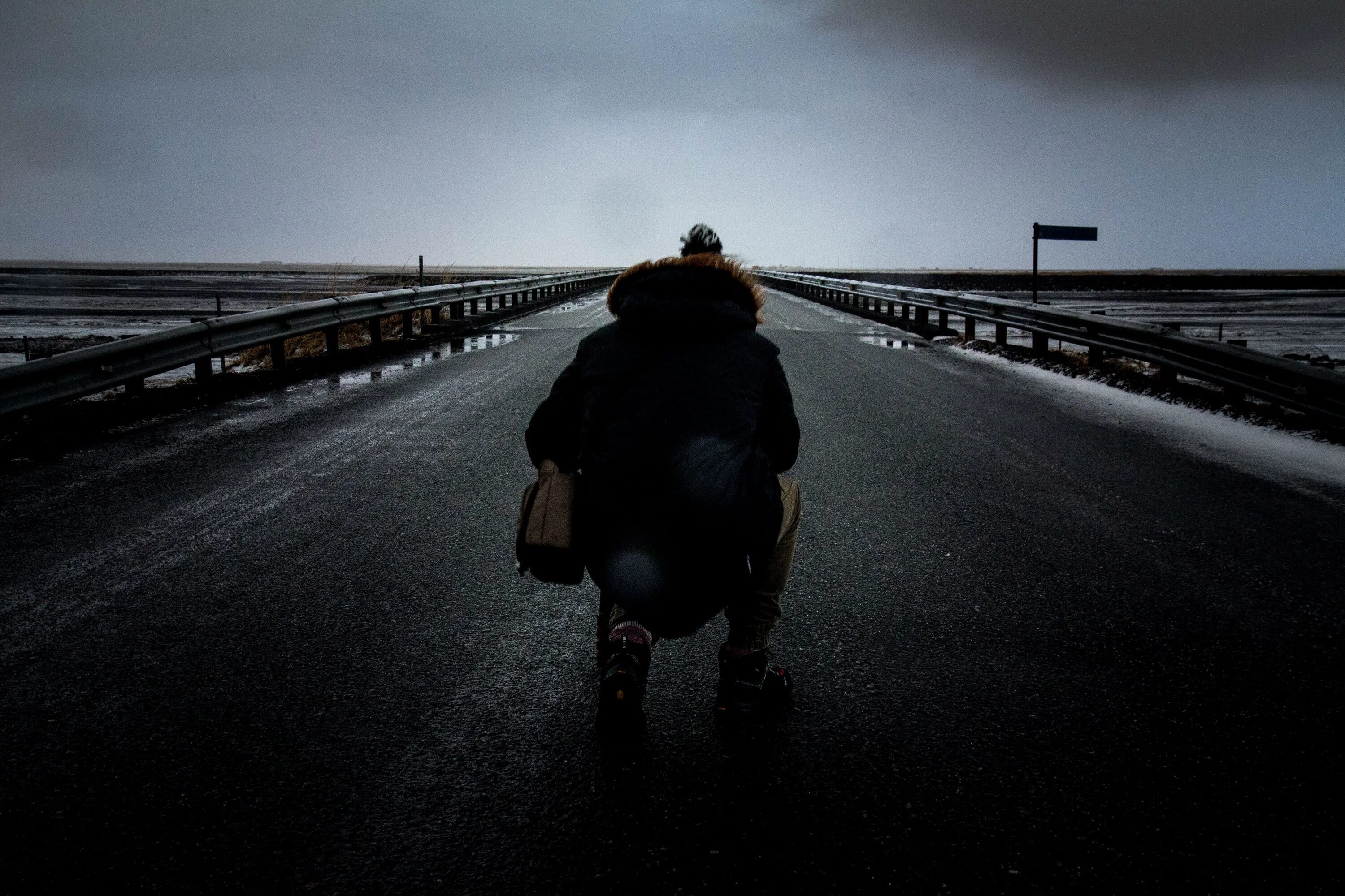 Жизненные размышления. Картинка размышление мой путь. Dark Road. Фото размышление мой путь. Парень на пирсе с неправильным горизонтом.