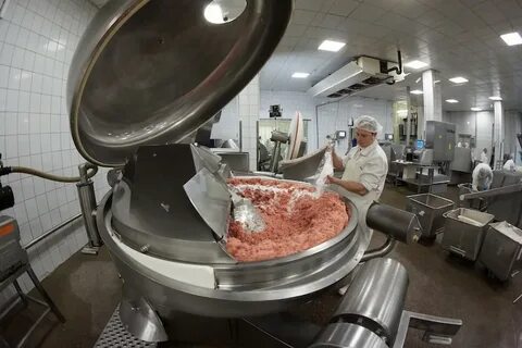 Работник колбасного цеха