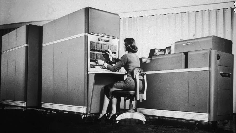 IBM 650 компьютер. Ламповый компьютер IBM 604. Старый компьютер. Компьютер 20 века. Создание ibm