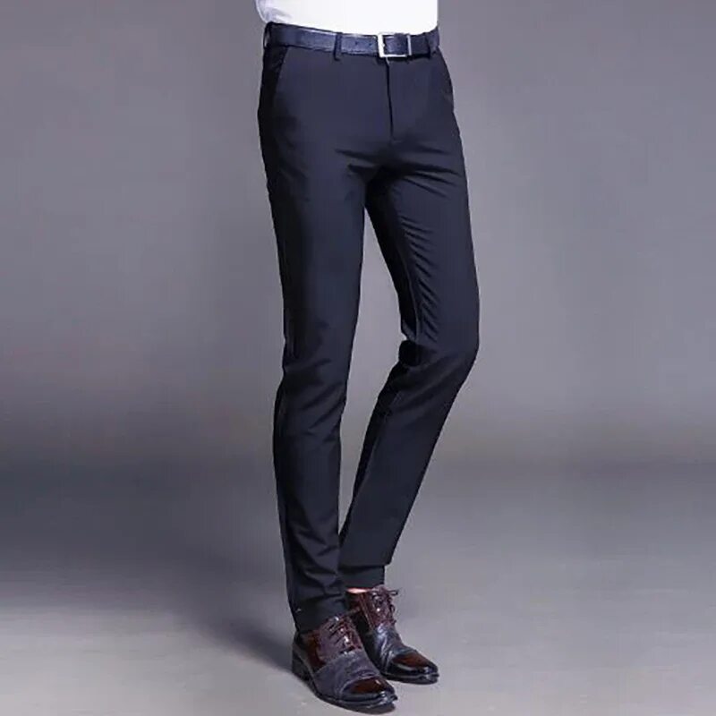 Повседневная одежда для мужчин. Мужчина в рубашке. Брюки slim fit мужские. Тотал блэк 2023 мужской. Стильная одежда для накаченных мужчин.