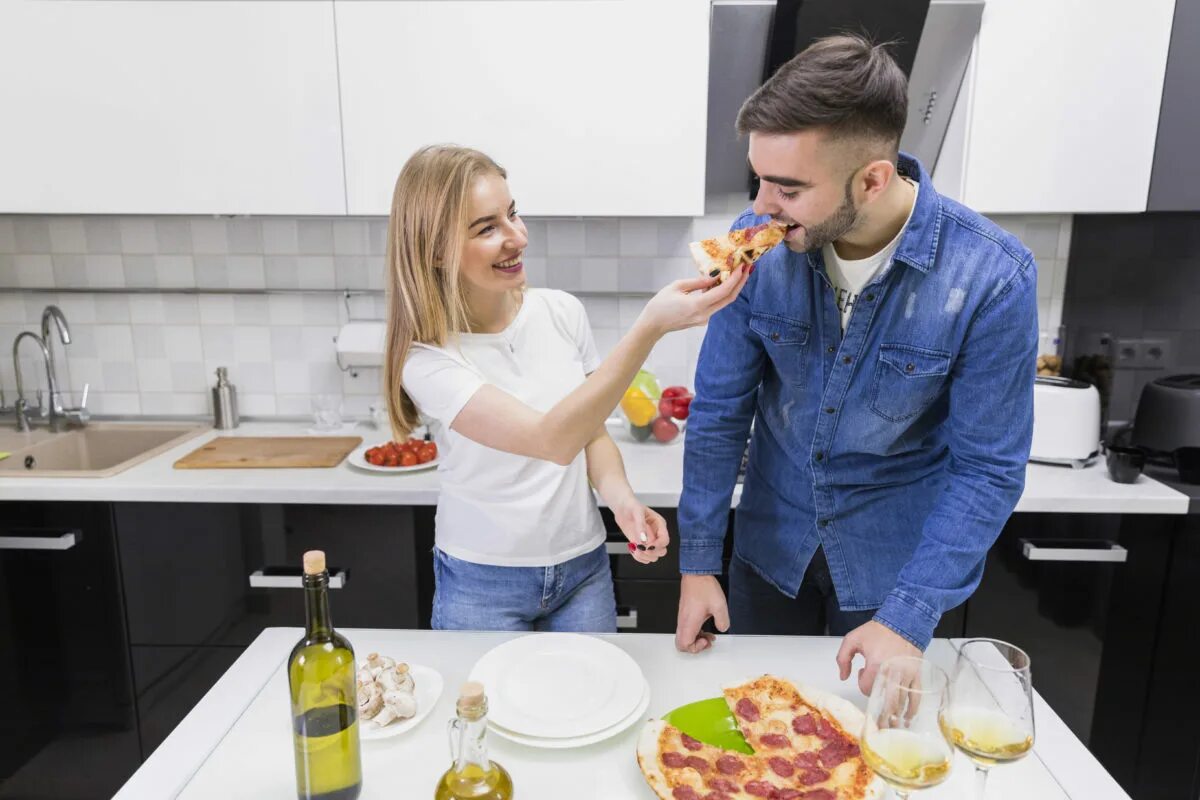 Жена готовит кушать. Фотосессия на кухне с пиццей. Парень и девушка едят пиццу. Фотосессия с мужем с пиццей. Наслаждение пиццей.