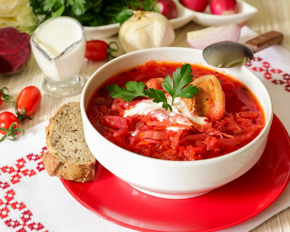 Борщ со свежей капустой на мясном. Борщ с капустой и картофелем. борщ с квашеной капустой. борщ с квашеной и свежей капустой. традиционный украинский борщ.