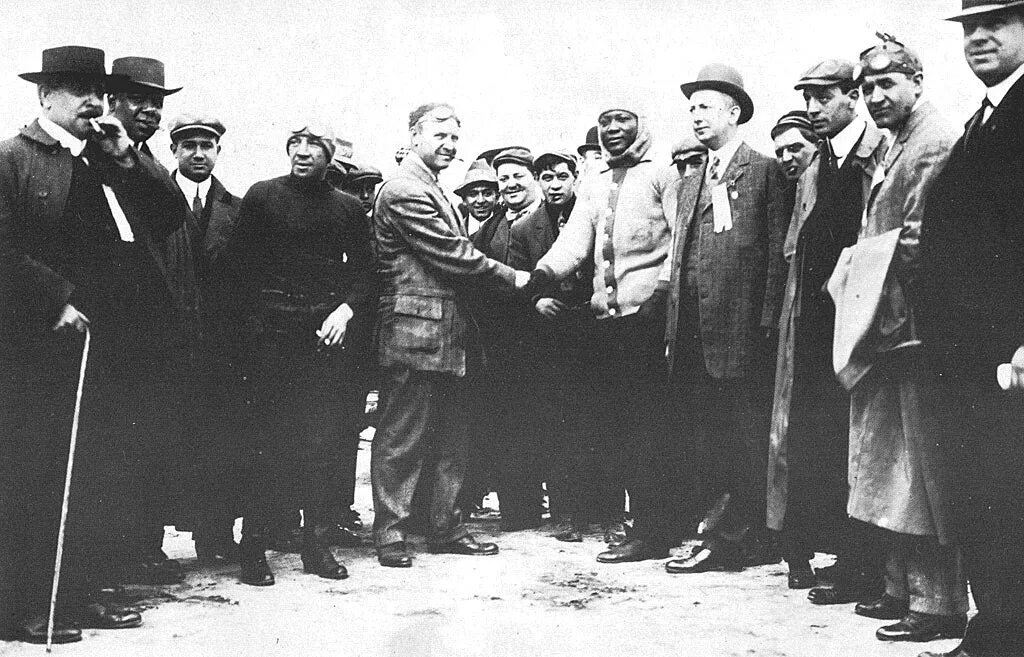 Октябрь 1910. Бизнесмены 1910. человек с перевёрнутым лицом 1910. человек с перевернутым лицом фото 1910-1960. 1910 год человек с перевернутым лицом.