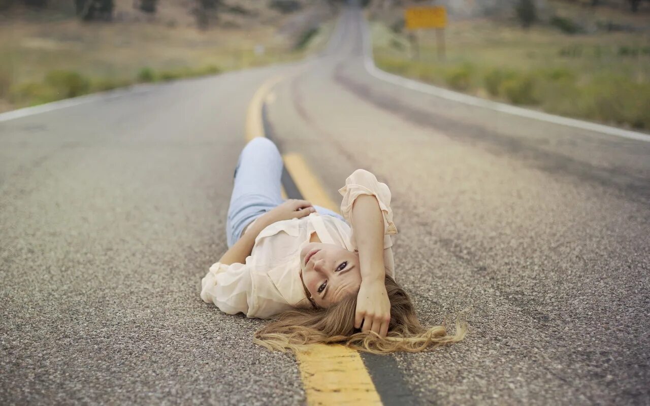 Дорога пошла получше. Девушка на дороге. Фотосессия на дороге. Девушка лежит на дороге. Фото на дороге девушки.