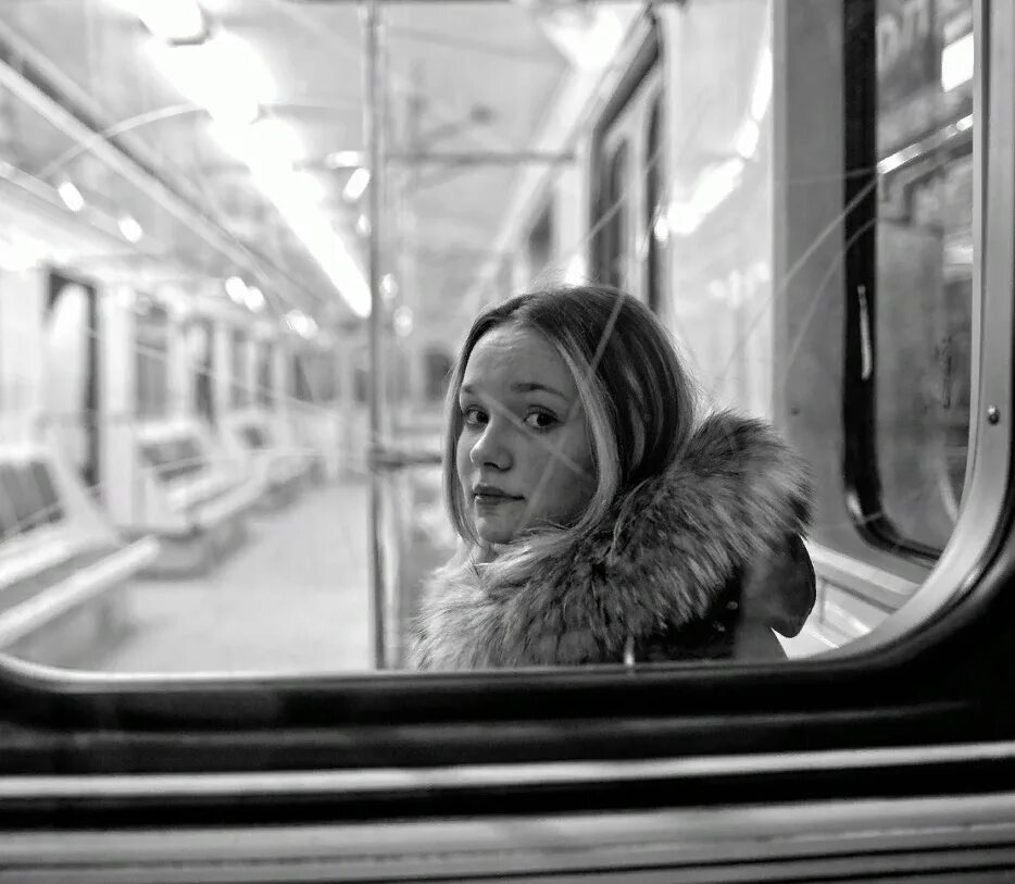 Песня в свой вагон вошла она улыбнулась. Девушка в вагоне метро. фотосессия в метро. портрет девушки в метро. девушка в пустом вагоне метро.