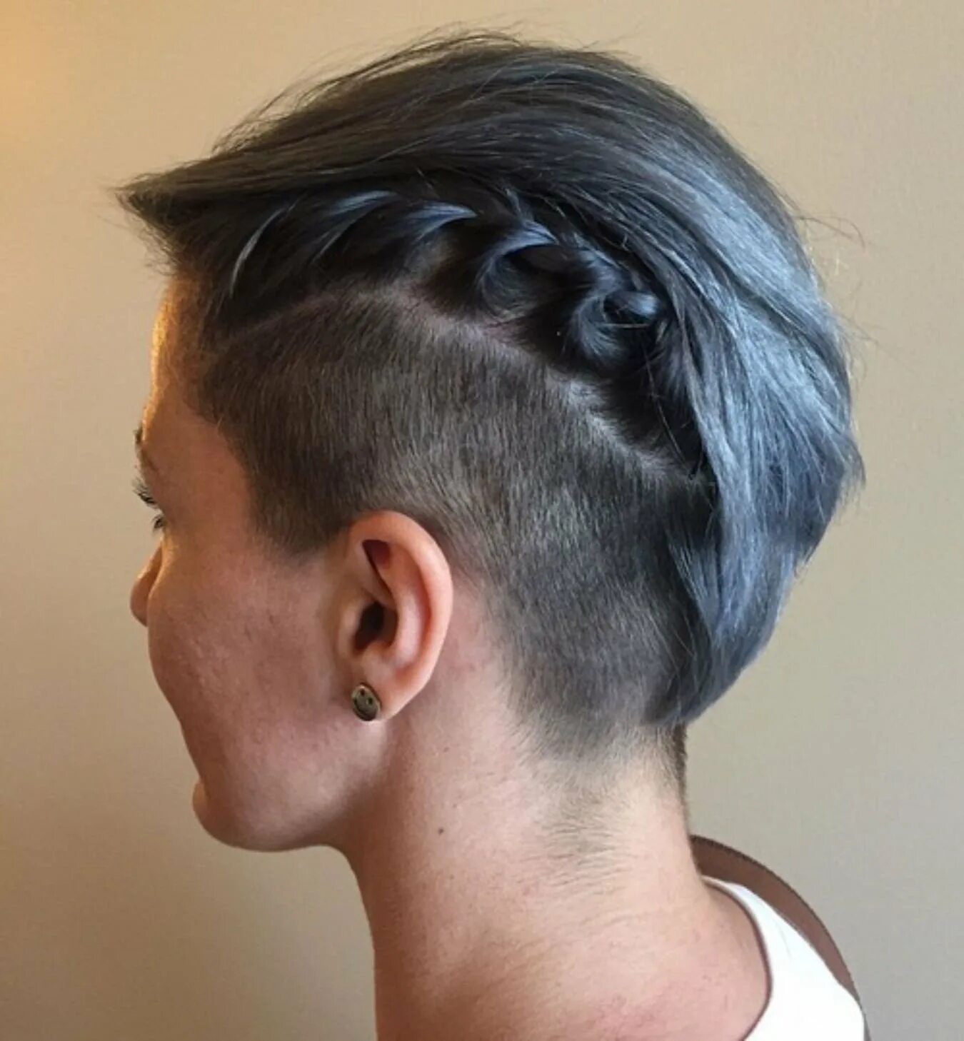 Прическа с выбритыми висками и затылком. Стрижка Томбой андеркат. Боб Undercut. Лонг андеркат коса. Длинный андеркат Боб.