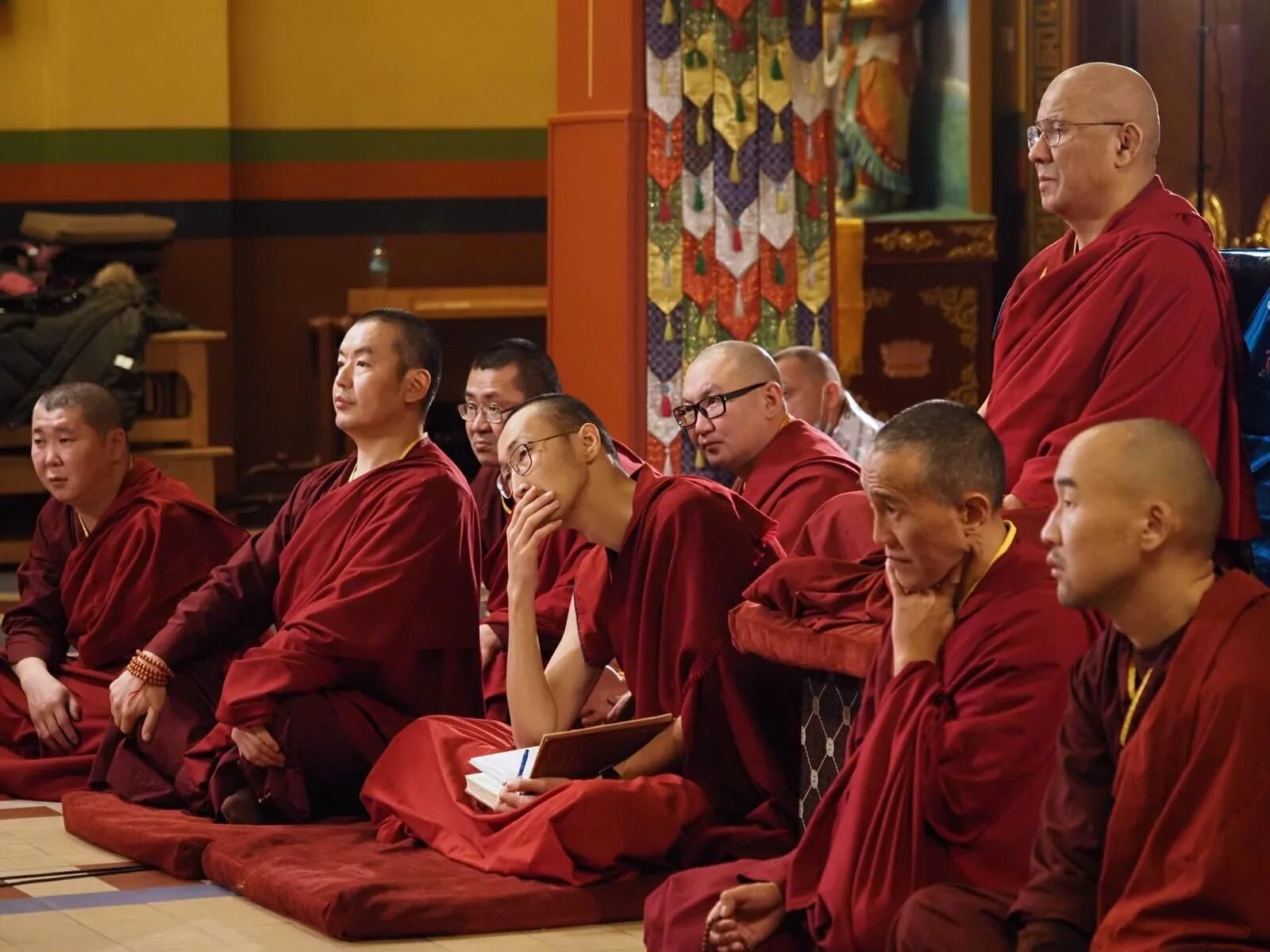 Гималаи монахи. Псалом буддиста. Тибетский будда шакьямуни. Буддийский монах. Тхеравада и махаяна.