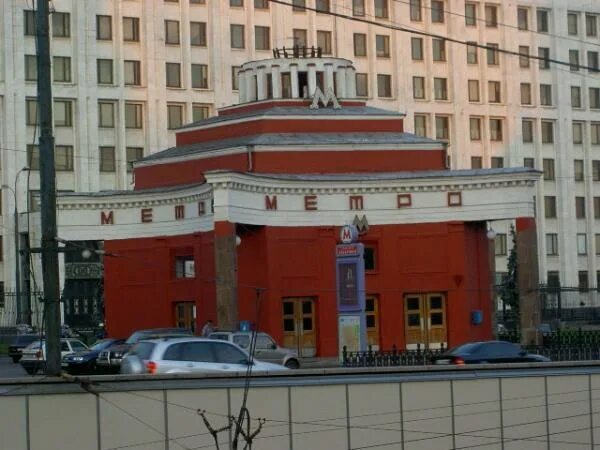 Музеи метро арбатская. Здание у метро арбатская. Театр метро арбатская. Музеи метро арбатская. Станция метро арбатская наземный вестибюль.