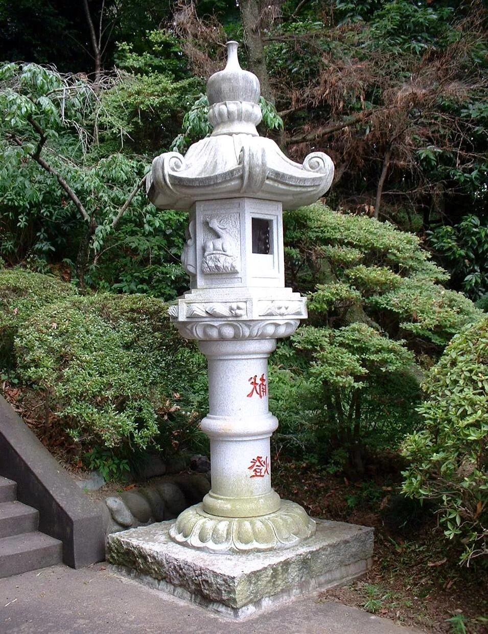 Японский садовый фонарь. Японский фонарь Касуга-Торо. Фонарь Юкими Торо. Каменный фонарь в Японии Торо. Японский садовый фонарь Юкими-гата.