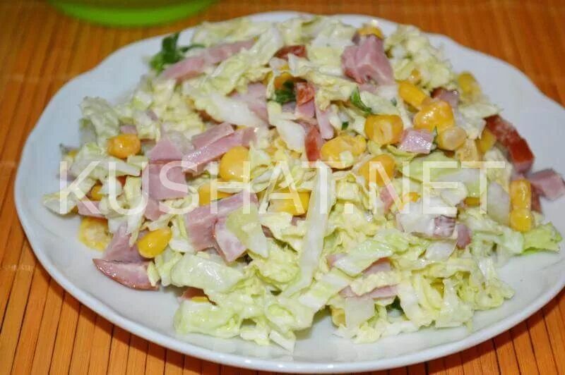 Салат пекинская капуста кукуруза огурец перец болгарский. Пекинская капуста с ветчиной. салат с ветчиной и кукурузой. салат с пекинской капустой и ветчиной и кукурузой. салат с пекинской капустой и ветчиной.