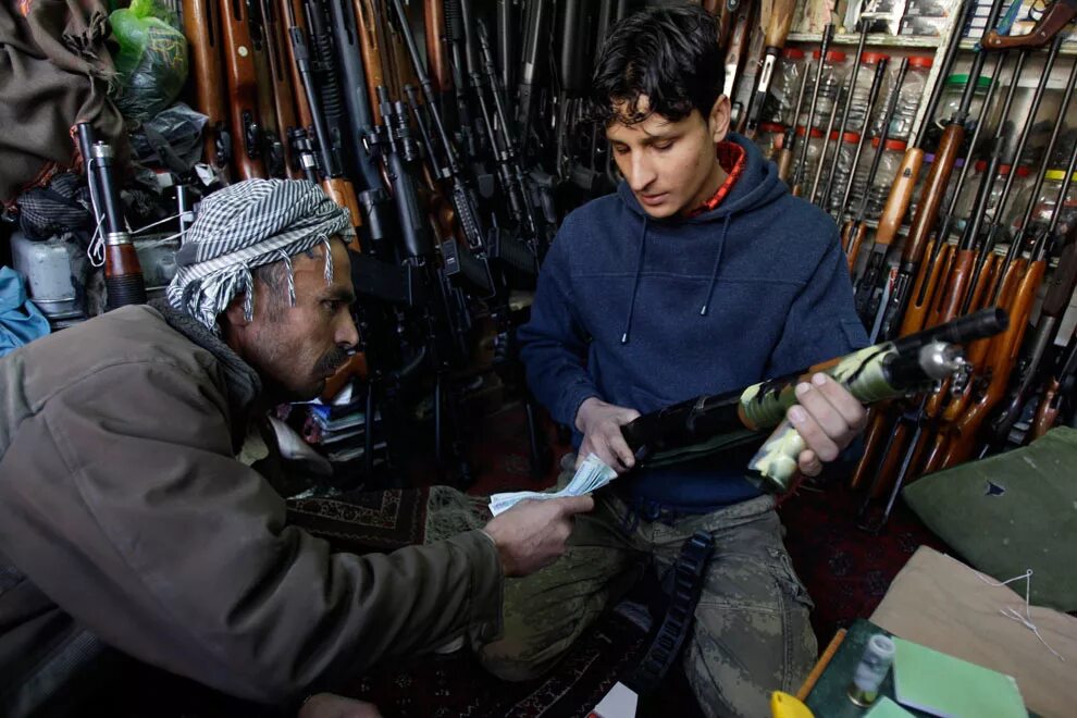 Купить оружие нелегально. Рынок оружия. Незаконная торговля оружием. Торговец оружием. Оружейный рынок в Пакистане.