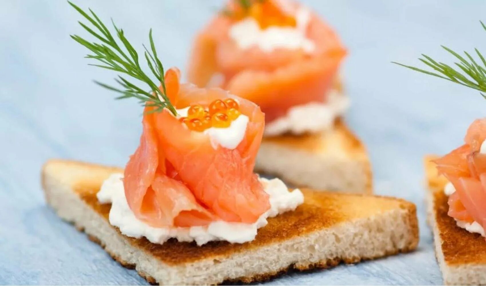 закуски с семгой на праздничный. холодные закуски с красной рыбой. рыбные закуски на праздничный. красивые бутерброды с красной рыбой. тарталетки с альметте и семгой.