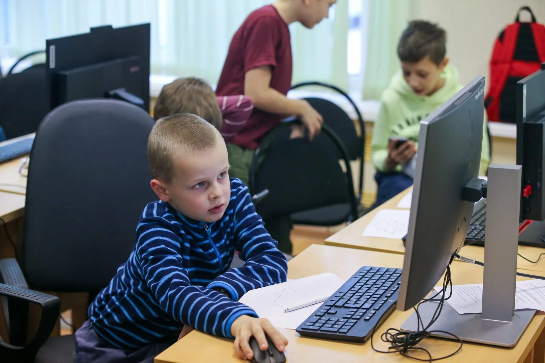 В классе установили новый компьютер. Школьный компьютер. Школьники России. Компьютер в школе. Цифровая школа.